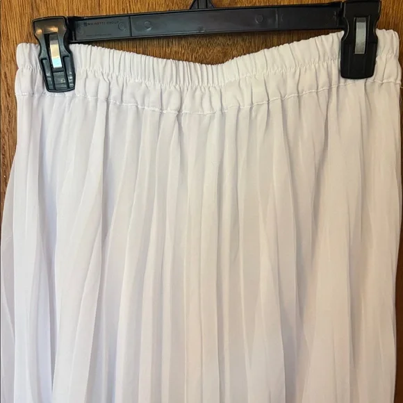 Elegant White Pleated Maxi Skirt - Picture 4 of 5